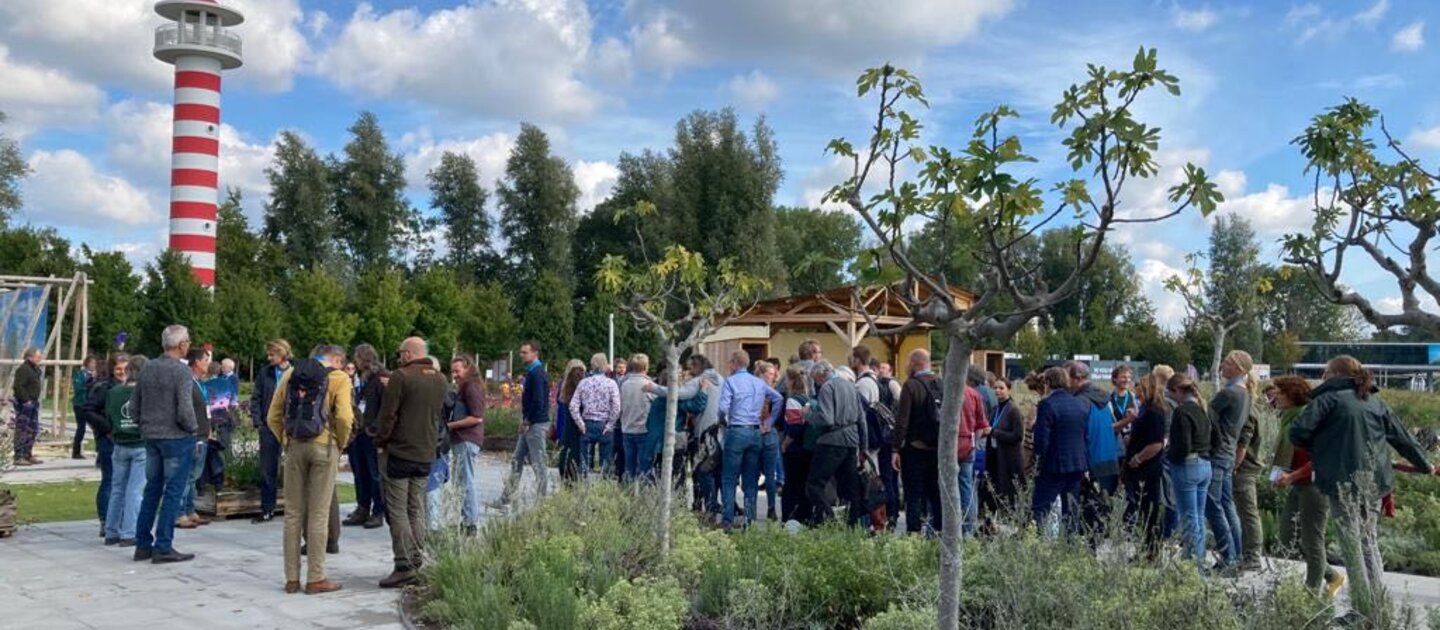 groep mensen buiten tussen bomen