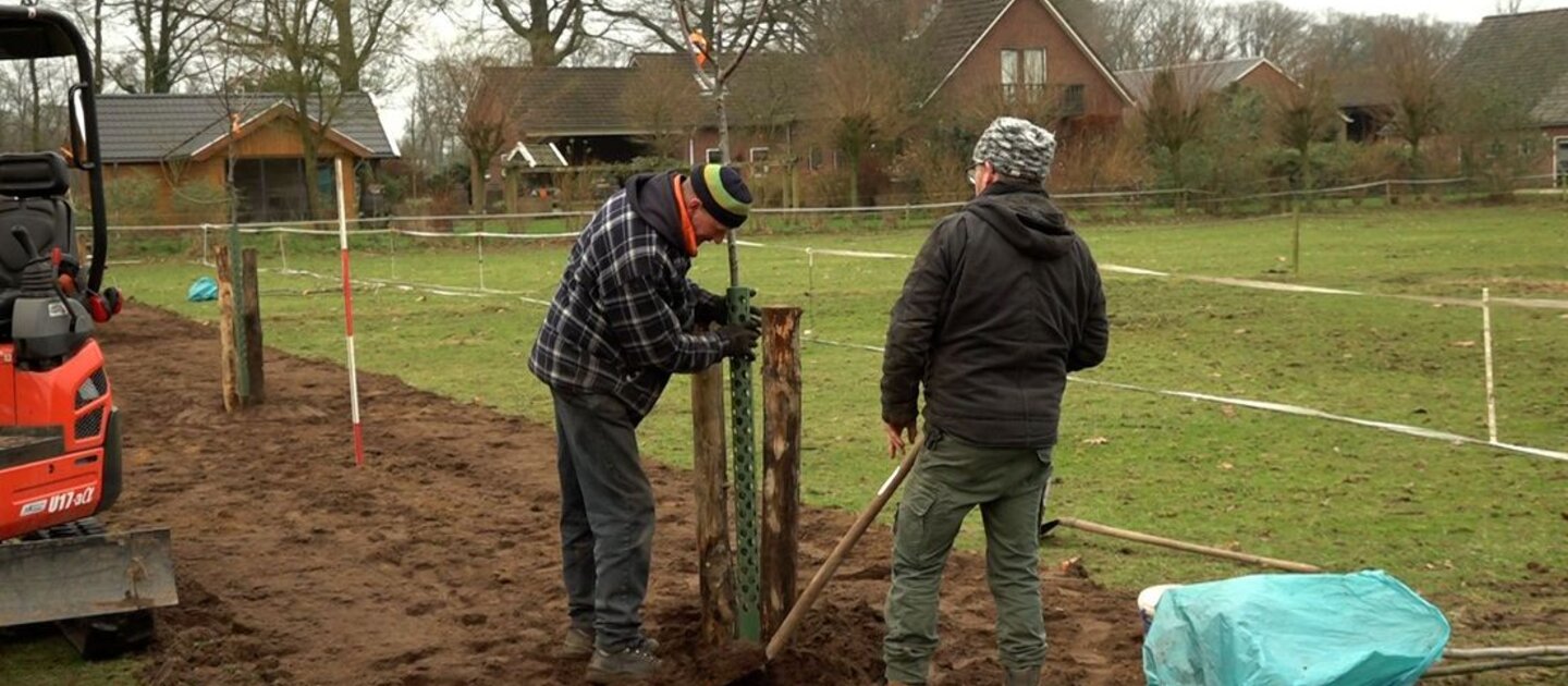 Boer jan plant bomen op zijn land